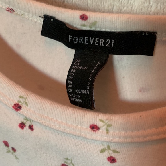 white cropped tank top with rose design - Picture 4 of 4